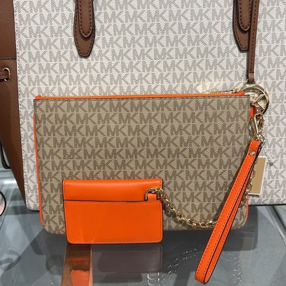 MICHAEL KORS JET SET ITEM LG 2 in 1 CARD CASE & WRISTLET
Poppy 
NWT - Picture 7 of 16